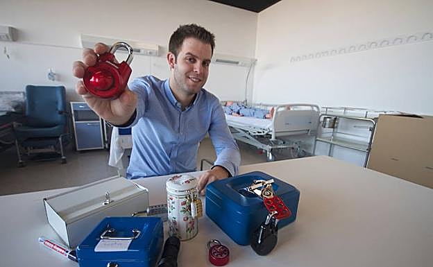 José Luis Gómez, en el aula donde desarrolla su 'sala de escapismo'