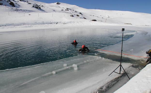 Dos buzos del Ejército se introducen en el agua helada de la balsa de Sierra Nevada.