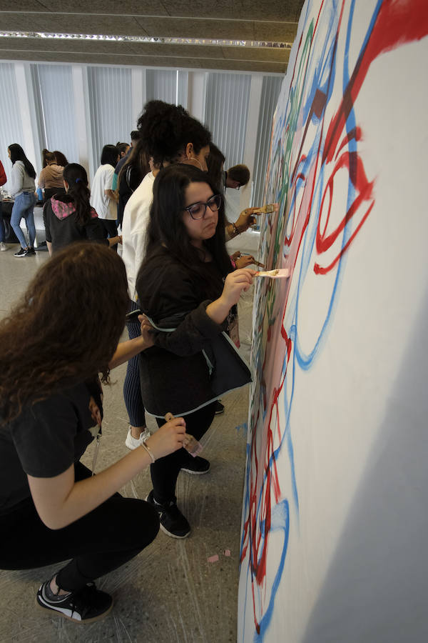 Las jornadas de Scholas Ciudadanía, que se celebra por primera vez en Granada, ha superado todas las expectativas por la alta participación y el trabajo de los estudiantes. El proyecto, que ya ha viajado por América Latina, Asia y parte de Europa, intenta que los estudiantes granadinos de las once instituciones públicas y privadas que han participado, analicen y propongan soluciones para los problemas que les afectan de manera más directa.
