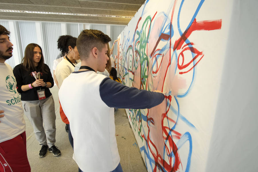 Las jornadas de Scholas Ciudadanía, que se celebra por primera vez en Granada, ha superado todas las expectativas por la alta participación y el trabajo de los estudiantes. El proyecto, que ya ha viajado por América Latina, Asia y parte de Europa, intenta que los estudiantes granadinos de las once instituciones públicas y privadas que han participado, analicen y propongan soluciones para los problemas que les afectan de manera más directa.