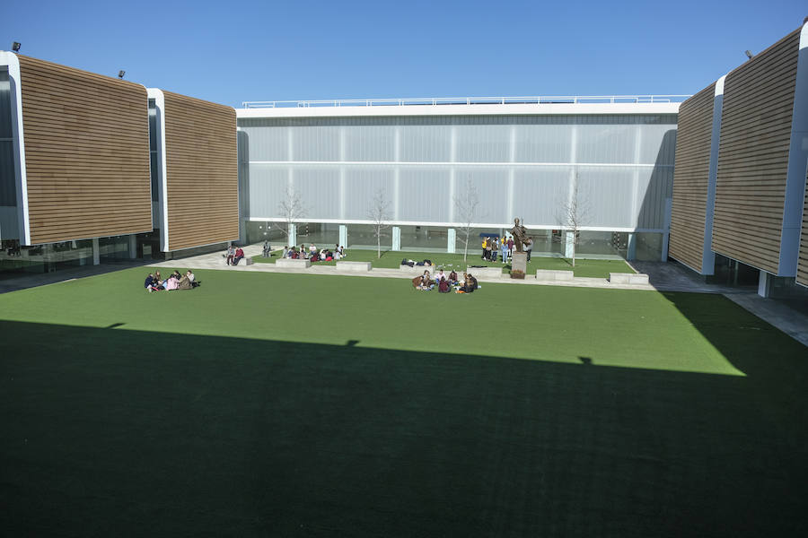 Las jornadas de Scholas Ciudadanía, que se celebra por primera vez en Granada, ha superado todas las expectativas por la alta participación y el trabajo de los estudiantes. El proyecto, que ya ha viajado por América Latina, Asia y parte de Europa, intenta que los estudiantes granadinos de las once instituciones públicas y privadas que han participado, analicen y propongan soluciones para los problemas que les afectan de manera más directa.