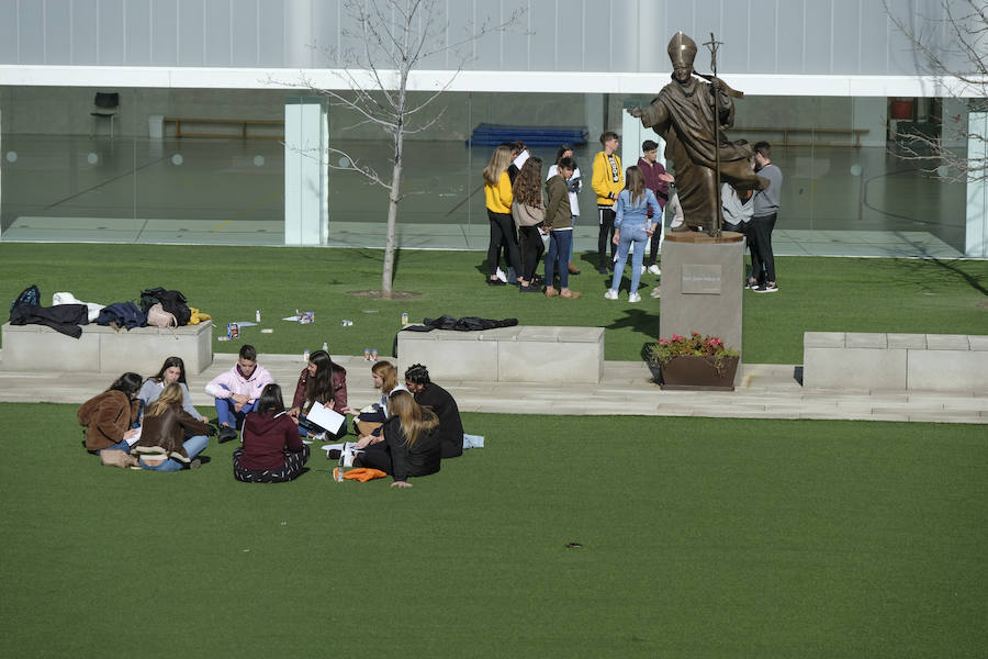 Las jornadas de Scholas Ciudadanía, que se celebra por primera vez en Granada, ha superado todas las expectativas por la alta participación y el trabajo de los estudiantes. El proyecto, que ya ha viajado por América Latina, Asia y parte de Europa, intenta que los estudiantes granadinos de las once instituciones públicas y privadas que han participado, analicen y propongan soluciones para los problemas que les afectan de manera más directa.