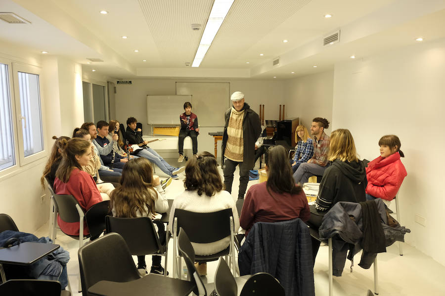 Las jornadas de Scholas Ciudadanía, que se celebra por primera vez en Granada, ha superado todas las expectativas por la alta participación y el trabajo de los estudiantes. El proyecto, que ya ha viajado por América Latina, Asia y parte de Europa, intenta que los estudiantes granadinos de las once instituciones públicas y privadas que han participado, analicen y propongan soluciones para los problemas que les afectan de manera más directa.