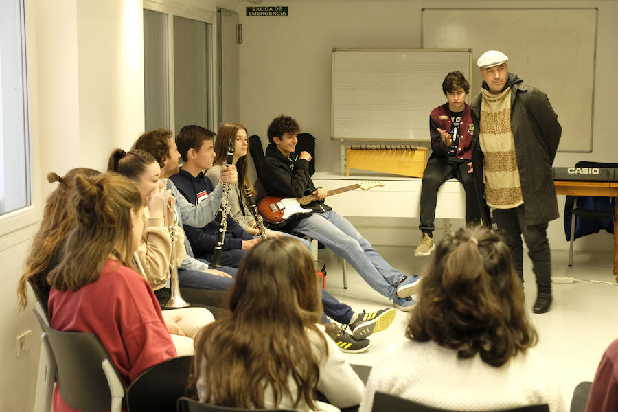 Las jornadas de Scholas Ciudadanía, que se celebra por primera vez en Granada, ha superado todas las expectativas por la alta participación y el trabajo de los estudiantes. El proyecto, que ya ha viajado por América Latina, Asia y parte de Europa, intenta que los estudiantes granadinos de las once instituciones públicas y privadas que han participado, analicen y propongan soluciones para los problemas que les afectan de manera más directa.