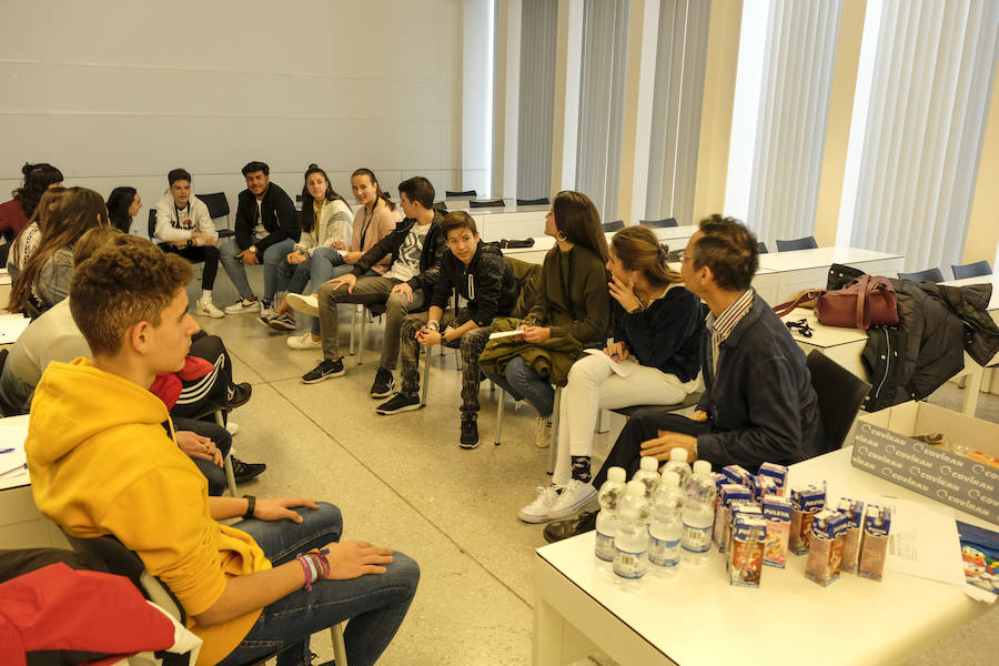 Las jornadas de Scholas Ciudadanía, que se celebra por primera vez en Granada, ha superado todas las expectativas por la alta participación y el trabajo de los estudiantes. El proyecto, que ya ha viajado por América Latina, Asia y parte de Europa, intenta que los estudiantes granadinos de las once instituciones públicas y privadas que han participado, analicen y propongan soluciones para los problemas que les afectan de manera más directa.