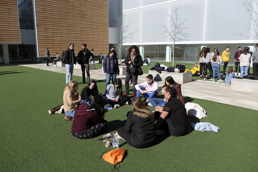 Las jornadas de Scholas Ciudadanía, que se celebra por primera vez en Granada, ha superado todas las expectativas por la alta participación y el trabajo de los estudiantes. El proyecto, que ya ha viajado por América Latina, Asia y parte de Europa, intenta que los estudiantes granadinos de las once instituciones públicas y privadas que han participado, analicen y propongan soluciones para los problemas que les afectan de manera más directa.