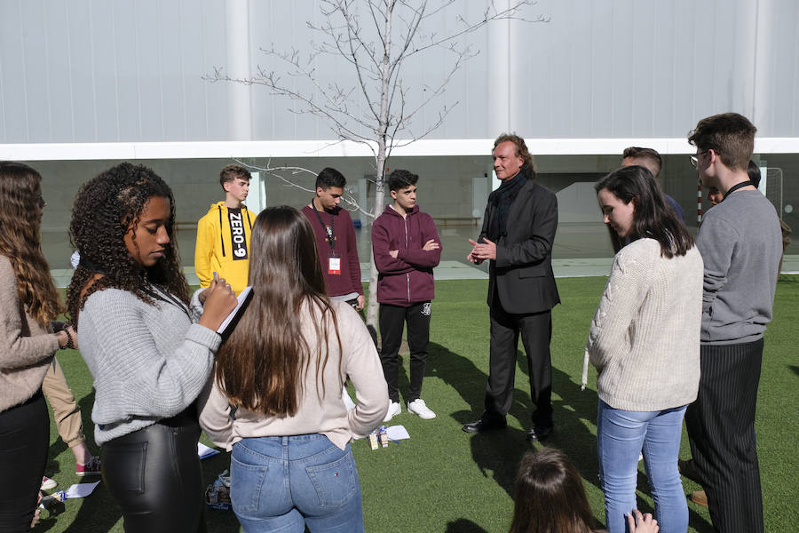 Las jornadas de Scholas Ciudadanía, que se celebra por primera vez en Granada, ha superado todas las expectativas por la alta participación y el trabajo de los estudiantes. El proyecto, que ya ha viajado por América Latina, Asia y parte de Europa, intenta que los estudiantes granadinos de las once instituciones públicas y privadas que han participado, analicen y propongan soluciones para los problemas que les afectan de manera más directa.