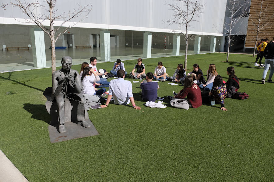 Las jornadas de Scholas Ciudadanía, que se celebra por primera vez en Granada, ha superado todas las expectativas por la alta participación y el trabajo de los estudiantes. El proyecto, que ya ha viajado por América Latina, Asia y parte de Europa, intenta que los estudiantes granadinos de las once instituciones públicas y privadas que han participado, analicen y propongan soluciones para los problemas que les afectan de manera más directa.