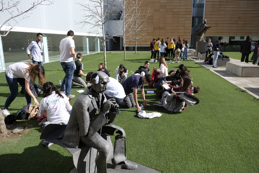 Las jornadas de Scholas Ciudadanía, que se celebra por primera vez en Granada, ha superado todas las expectativas por la alta participación y el trabajo de los estudiantes. El proyecto, que ya ha viajado por América Latina, Asia y parte de Europa, intenta que los estudiantes granadinos de las once instituciones públicas y privadas que han participado, analicen y propongan soluciones para los problemas que les afectan de manera más directa.