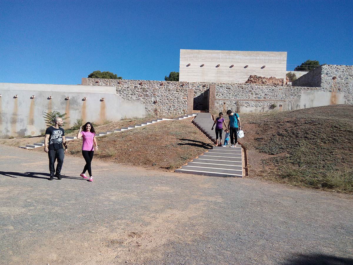 La Silla del Moro y la Dehesa.. Es la mejor vista sobre la Alhambra y la ciudad a sus pies. Desde el antiguo castillo de Santa Elena, la Silla del Moro, es lugar de cita de enamorados y el camino directo a conocer las maravillas naturales de la dehesa del cerro del sol.