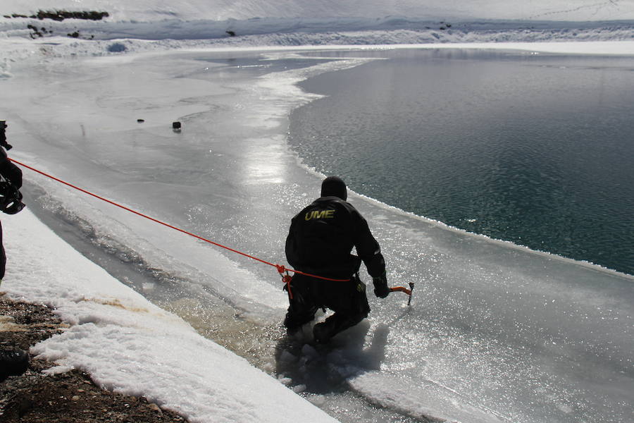 La Unidad de emergencias del Ejército (UME) realizó este jueves un ejercicio de inmersión en una de las balsas de abastecimiento de agua para la producción de nieve. Fue un ejercicio complejo en el que los especialistas tuvieron incluso que romper la gruesa capa de hielo para poder sumergirse.