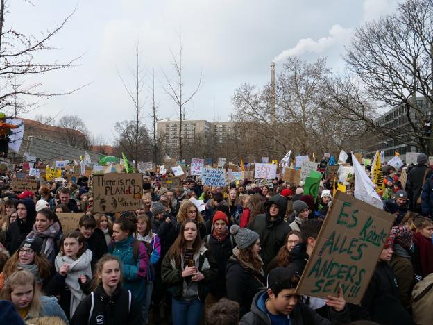 Protesta de jóvenes alemanes durante las huelgas escolares en defensa de la protección ambiental. :: reuters