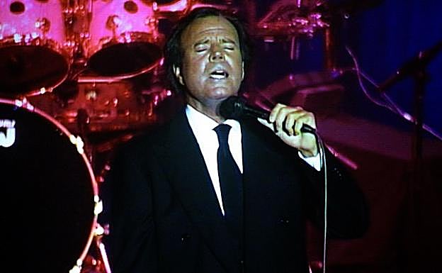 Imagen principal - Actuación de Julio Iglesias en el Palacio de Congresos de Granada en el año 2002.