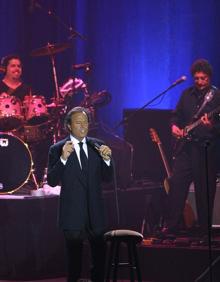Imagen secundaria 2 - Actuación de Julio Iglesias en el Palacio de Congresos de Granada en el año 2002.