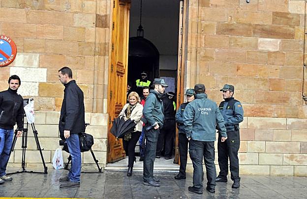 Guardias civiles y periodistas ante el Ayuntamiento de La Carolina, donde en 2014 se hicieron registros en la Operación Madeja. 
