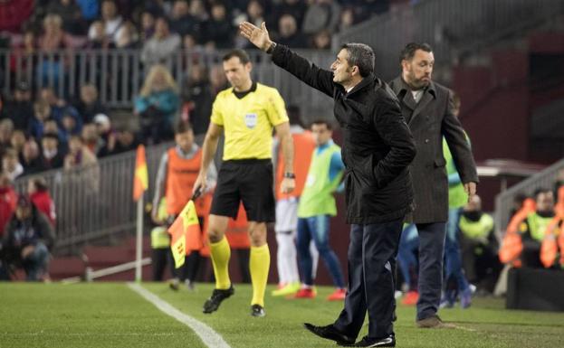Valverde dando algunas órdenes durante la victoria frente al Valladolid esta noche.