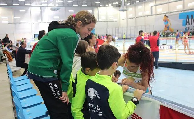 Laura Bueno firma autógrafos a los pequeños tras su carrera. 