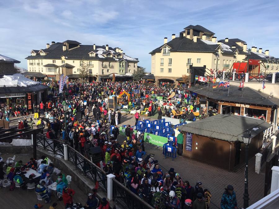 Decenas de personas se agolpan frente al telecabina Al-Andalus esperando por si la estación abre