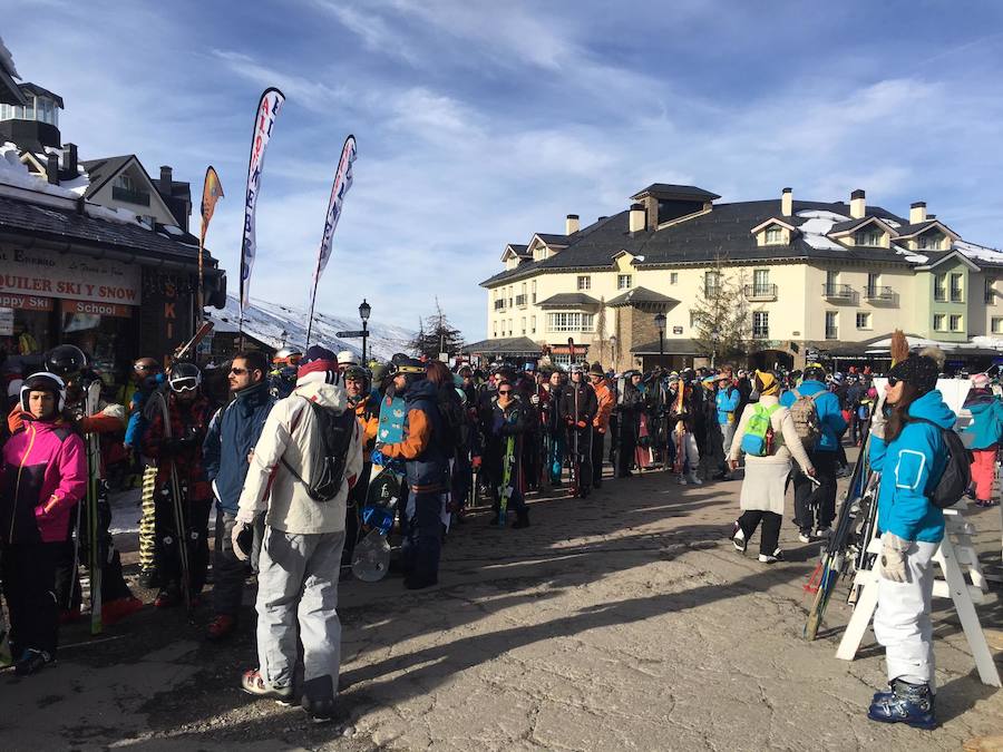 Decenas de personas se agolpan frente al telecabina Al-Andalus esperando por si la estación abre