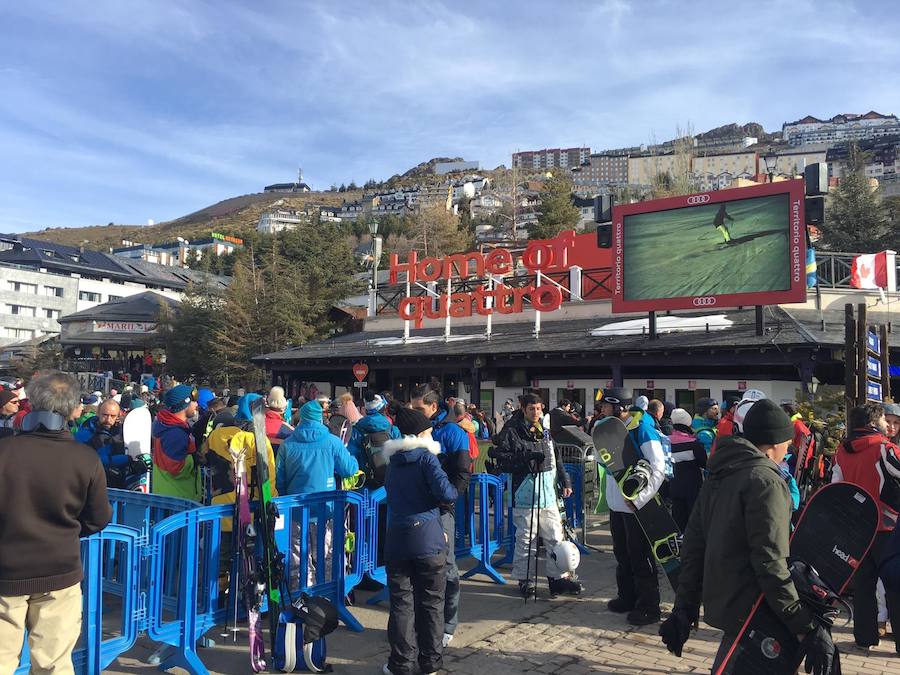 Decenas de personas se agolpan frente al telecabina Al-Andalus esperando por si la estación abre