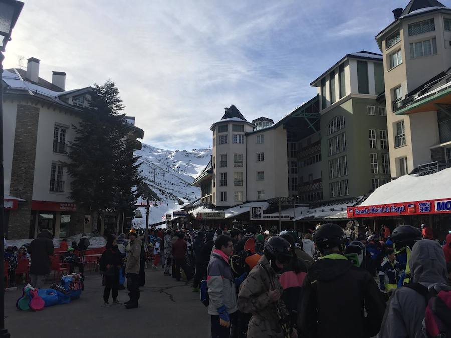 Decenas de personas se agolpan frente al telecabina Al-Andalus esperando por si la estación abre