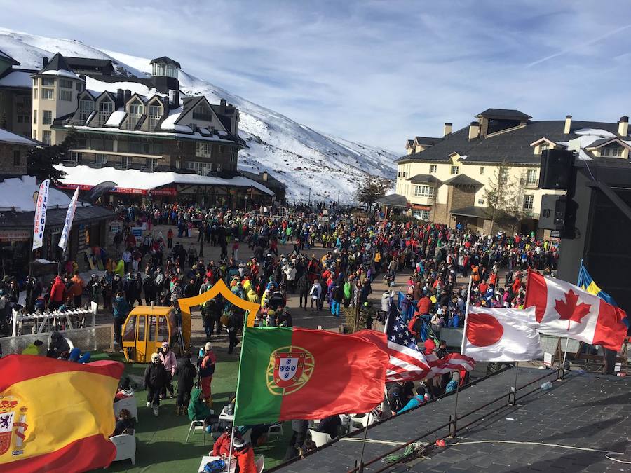 Decenas de personas se agolpan frente al telecabina Al-Andalus esperando por si la estación abre