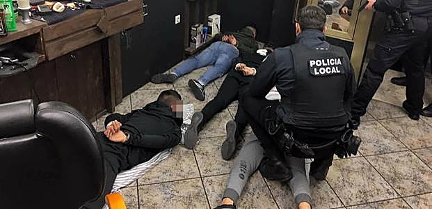 Un momento de la detención de El 'Banano' en una peluquería de Pinos Puente a manos de la Policía Local de este municipio.