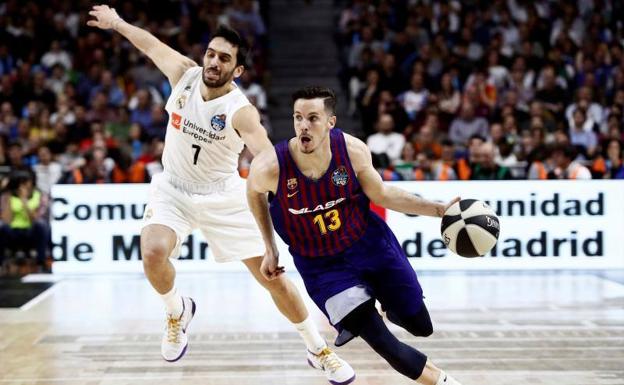 Heurtel es defendido por el argentino Campazzo, del Real Madrid, durante la final de la Copa del Rey