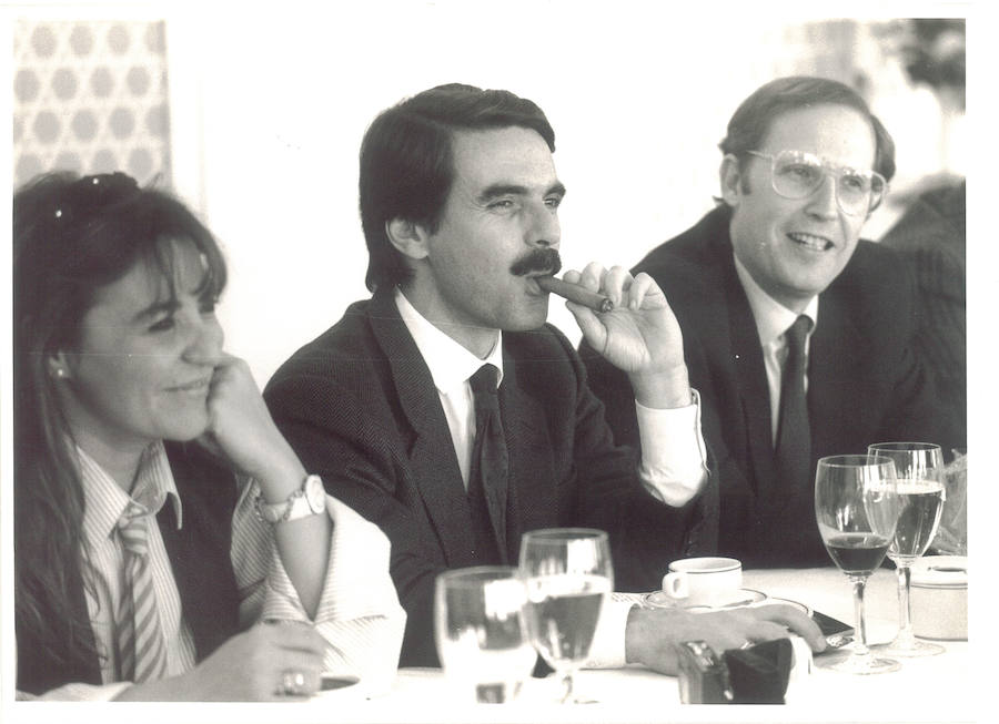 Con el presidente del Partido Popular, José María Aznar, en un encuentro con la redacción de IDEAL. Diciembre, 1992