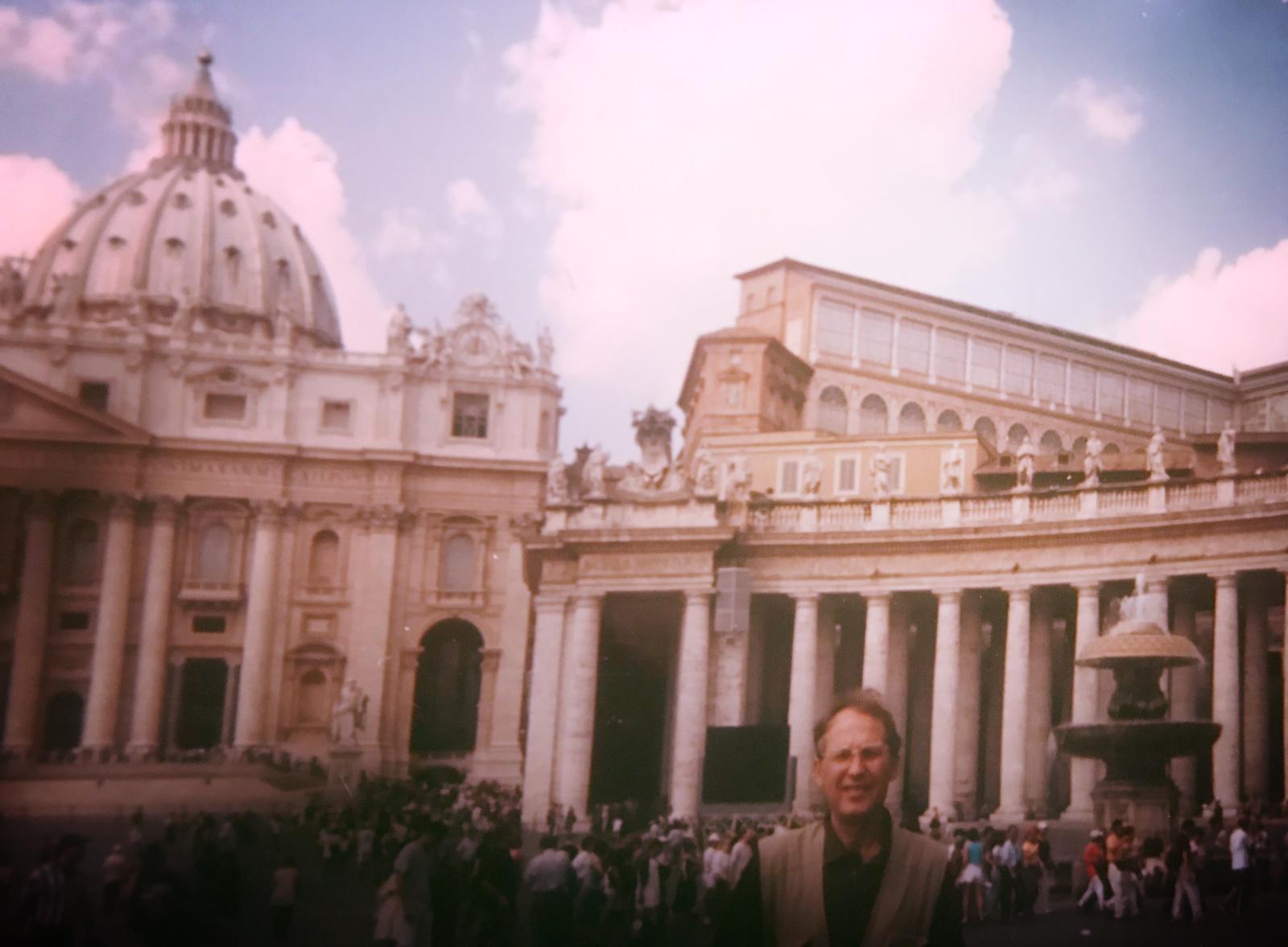 En el Vaticano, en la ciudad donde fue corresponsal de la agencia EFE antes de ser nombrado director de IDEAL.