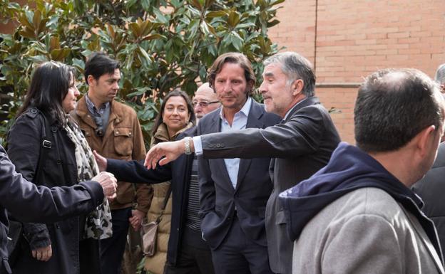 Los familiares de Melchor Sáiz-Pardo reciben las condolencias de compañeros y amigos en el cementerio de San José de Granada.