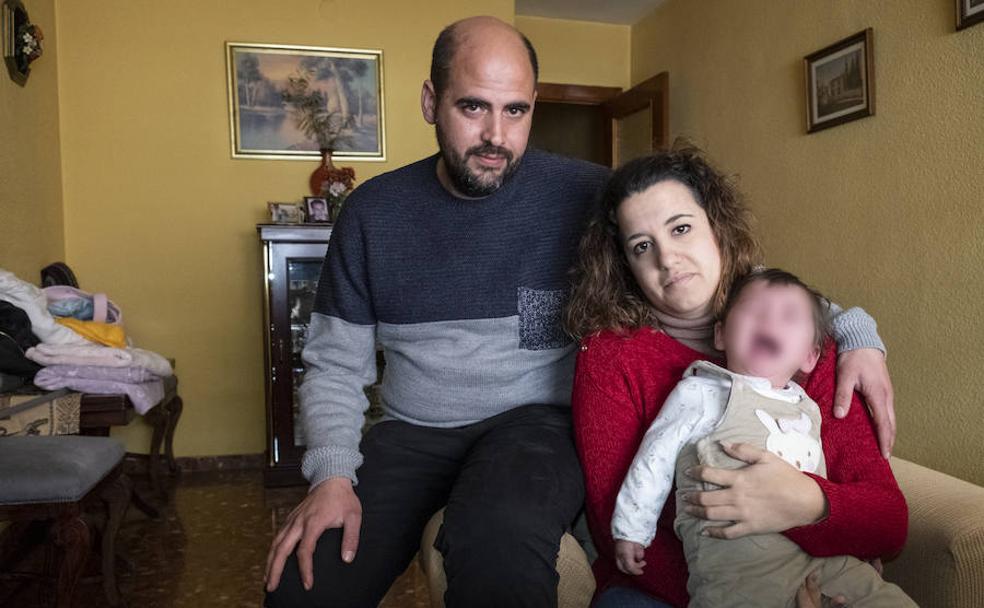 Los padres de Aitana, con la pequeña