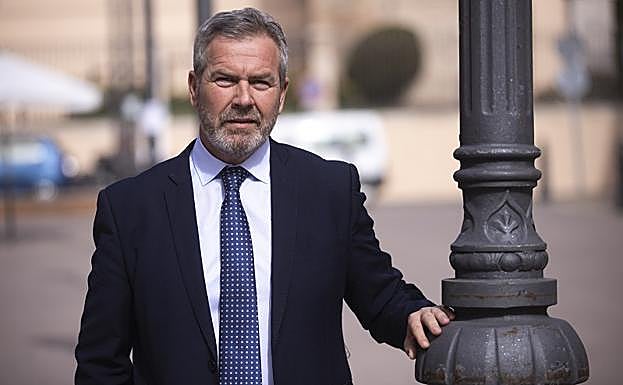 José García Fuentes, hoy mismo, en la plaza del Ayuntamiento de Motril. 