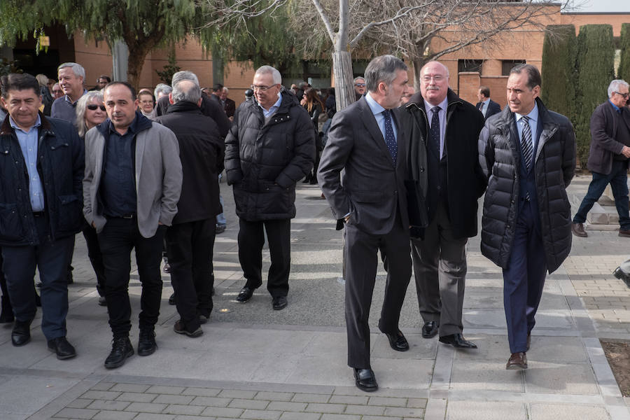 Familiares, amigos, periodistas, empleados y jubilados de IDEAL y representantes de diversas instituciones han dicho este martes el último adiós al histórico director de IDEAL, Melchor Sáiz-Pardo, cuyo funeral ha tenido lugar esta tarde en el Cementerio de San José de Granada.