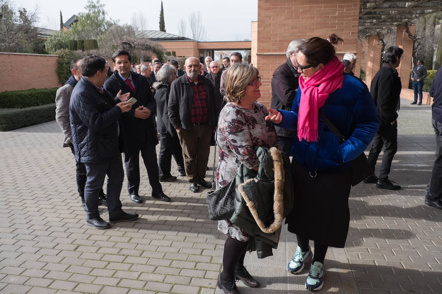 Familiares, amigos, periodistas, empleados y jubilados de IDEAL y representantes de diversas instituciones han dicho este martes el último adiós al histórico director de IDEAL, Melchor Sáiz-Pardo, cuyo funeral ha tenido lugar esta tarde en el Cementerio de San José de Granada.