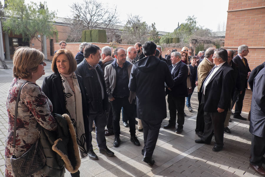 Familiares, amigos, periodistas, empleados y jubilados de IDEAL y representantes de diversas instituciones han dicho este martes el último adiós al histórico director de IDEAL, Melchor Sáiz-Pardo, cuyo funeral ha tenido lugar esta tarde en el Cementerio de San José de Granada.