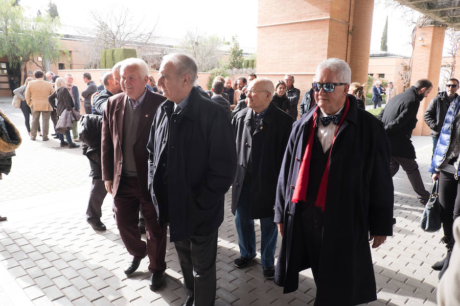 Familiares, amigos, periodistas, empleados y jubilados de IDEAL y representantes de diversas instituciones han dicho este martes el último adiós al histórico director de IDEAL, Melchor Sáiz-Pardo, cuyo funeral ha tenido lugar esta tarde en el Cementerio de San José de Granada.