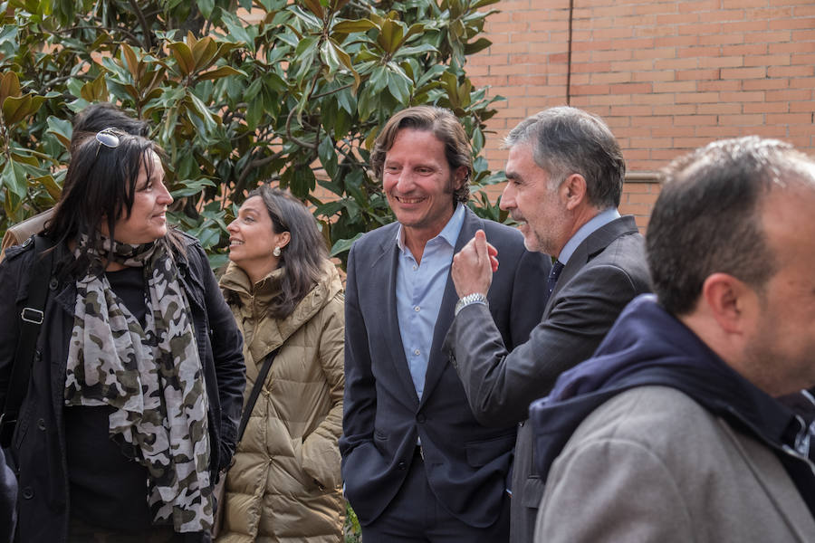 Familiares, amigos, periodistas, empleados y jubilados de IDEAL y representantes de diversas instituciones han dicho este martes el último adiós al histórico director de IDEAL, Melchor Sáiz-Pardo, cuyo funeral ha tenido lugar esta tarde en el Cementerio de San José de Granada.