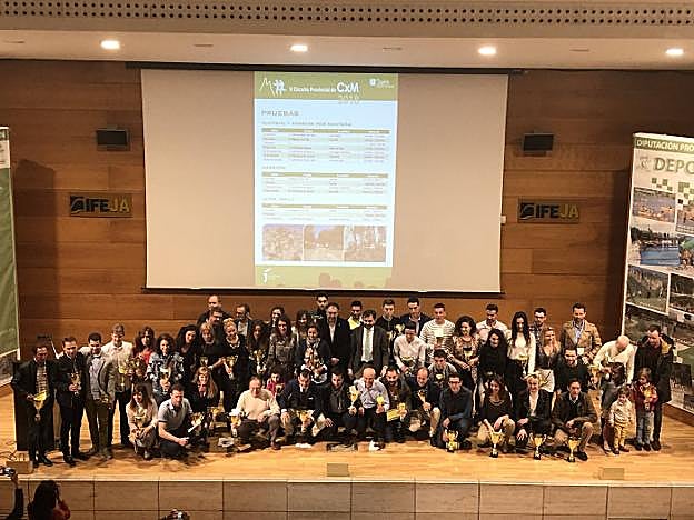 Los ganadores de las distintas categorías posan con sus trofeos.