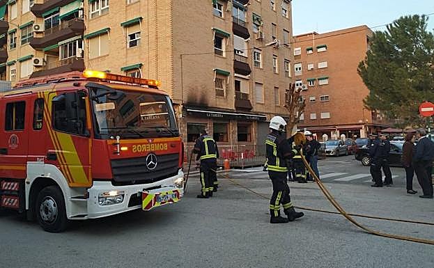 El Cuerpo de Bomberos actúa frente al fuego.