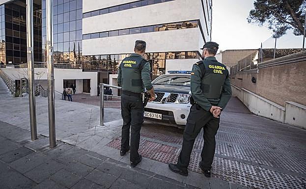 Dos jóvenes atracan a punta de cuchillo una oficina de Correos en Cúllar Vega