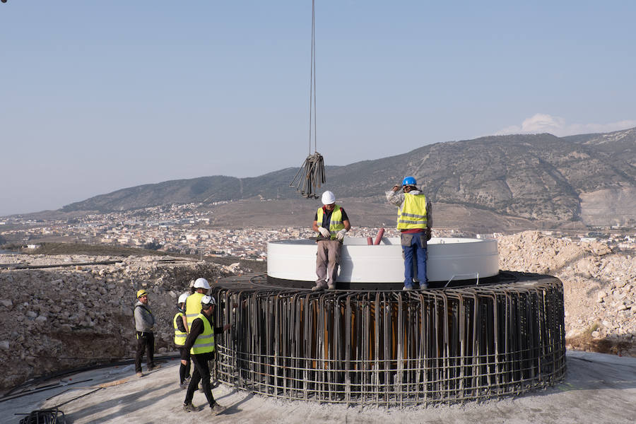 El modelo de Unión Eólica Andaluza y Wind Hunter alcanzará los 151 metros de altura y está cimentado sobre una base de hormigón de 20 metros de diámetro