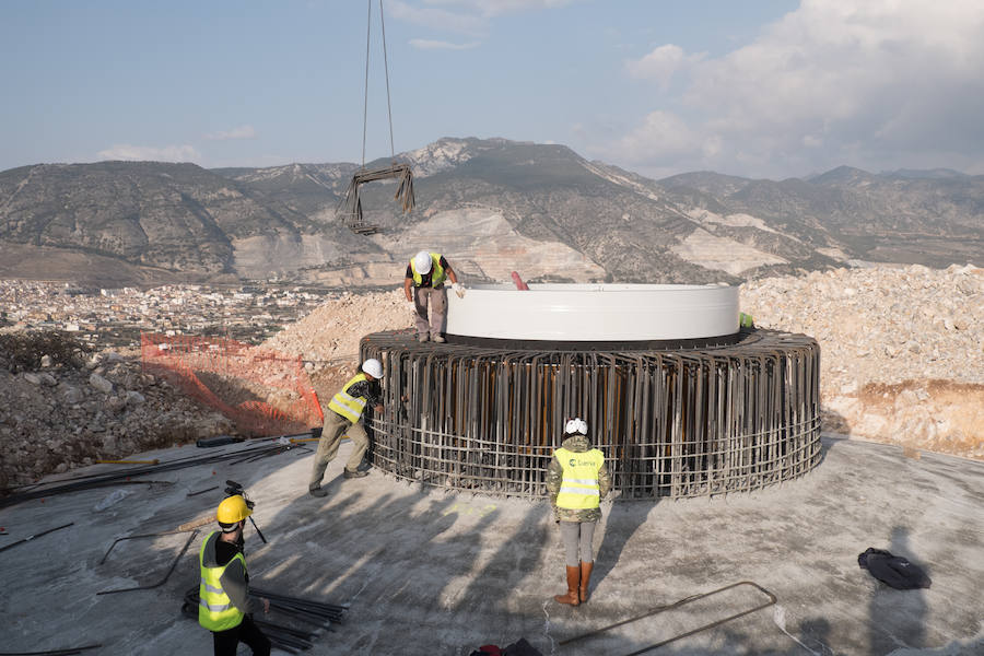 El modelo de Unión Eólica Andaluza y Wind Hunter alcanzará los 151 metros de altura y está cimentado sobre una base de hormigón de 20 metros de diámetro