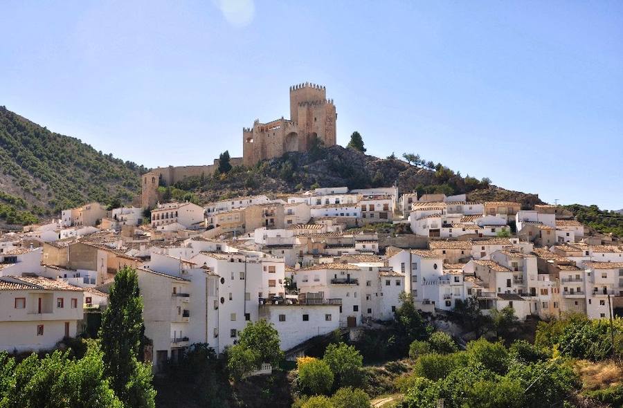 Pueblos blancos, castillos y fortalezas, parajes naturales y mucho más, a menos de dos horas de Granada capital