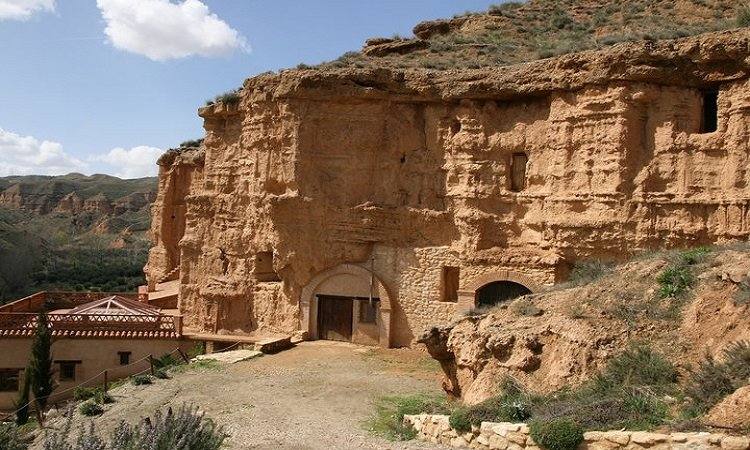 Pueblos blancos, castillos y fortalezas, parajes naturales y mucho más, a menos de dos horas de Granada capital