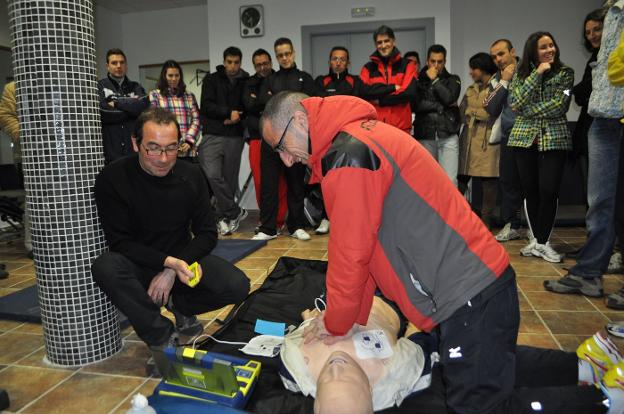 Demostración de cómo se utiliza un desfibrilador.