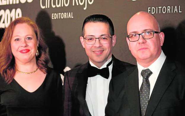 El finalista, a la derecha, con su esposa, y junto a Alberto Cerezuela. 