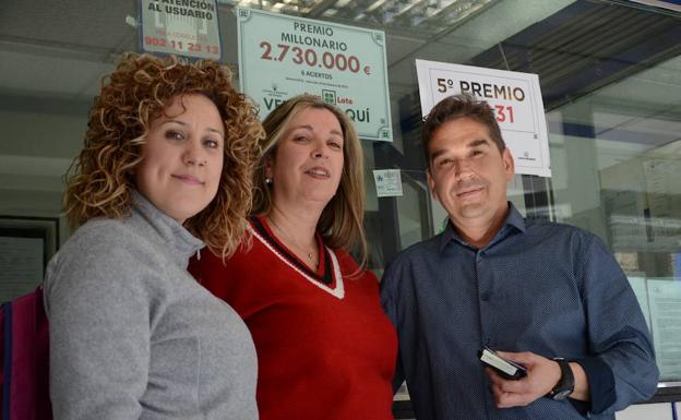 Imagen principal - Arriba, la empleada de la administración de Lotería número 2 con dos clientes habituales. 