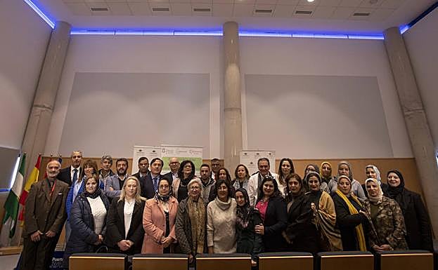 La delegación de empresarias y representantes de las regiones de Tánger, Tetuán y Alhucemas, con representantes empresariales del gobierno de Motril en el foro que tuvo lugar en el puerto. :: 