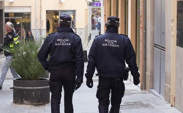 Dos agentes de la Policía Local patrullan por el centro de la ciudad